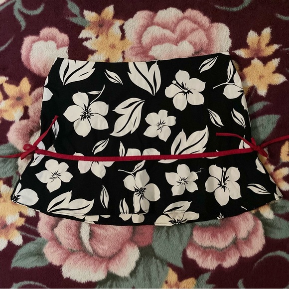 Papaya Dresses & Skirts - Papaya small vintage y2k Black and White Floral Mini Skirt
